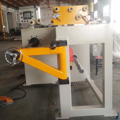 Macchina automatica per l'avvolgimento di bobine di filo per trasformatore per la fabbricazione di bobine