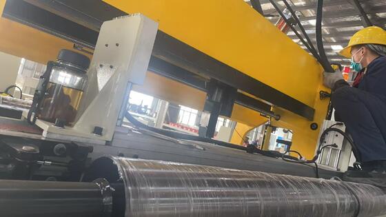 Avvolgitrice automatica di lamina di rame con saldatura a freddo, due servomotori e potenza di avvolgimento di 22KW