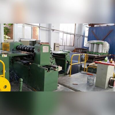 Slitter di acciaio al silicio ad alta precisione con precisione di taglio ± 0,1 mm, velocità di alimentazione di 120 m/min e capacità di peso della bobina di 5000 kg